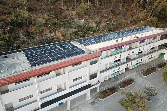 天美娱乐注册为龙岩上杭县茶地中心小学捐赠的屋顶光伏电站实景